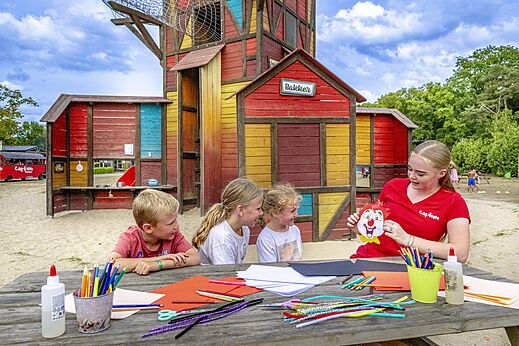 Actividad de animaci�n creativa para ni�os con monitora en camping CAPFUN Rakelbos en Westelbeers.