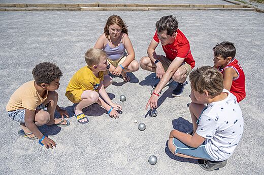 Partida de petanca animada con ni�os en el camping CAPFUN Rakelbos en Westelbeers.