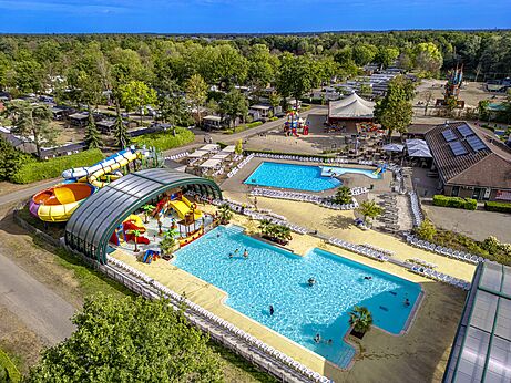 Gran parque acu�tico con piscinas y toboganes en el camping CAPFUN Rakelbos en Westelbeers.