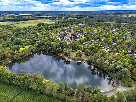 Vista a�rea del lago, bosque y Mobil-homes en el camping CAPFUN Rakelbos en Westelbeers.