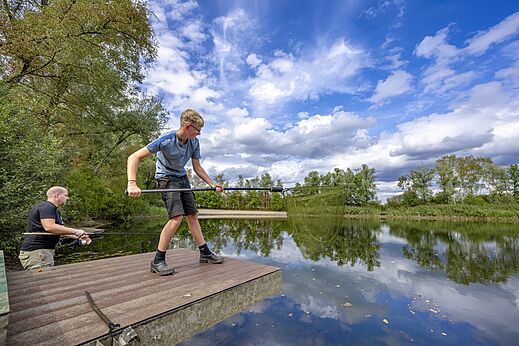 Pesca en pont�n con ca�a y sacadera en el camping CAPFUN Rakelbos en Westelbeers.