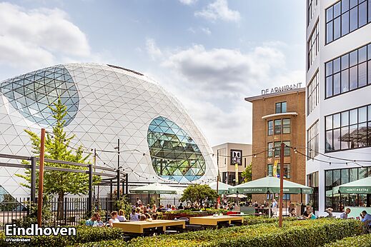 Centro moderno de Eindhoven con arquitectura contempor�nea y terrazas animadas.