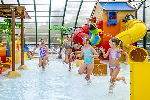 Zona acu�tica cubierta, juegos de agua y toboganes en el camping CAPFUN Rakelbos en Westelbeers.