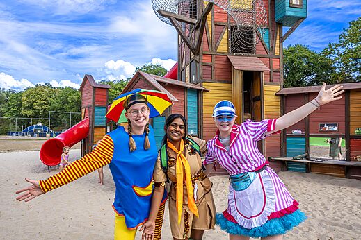Animadores sonrientes y �rea de juegos colorida en el camping CAPFUN Rakelbos en Westelbeers.