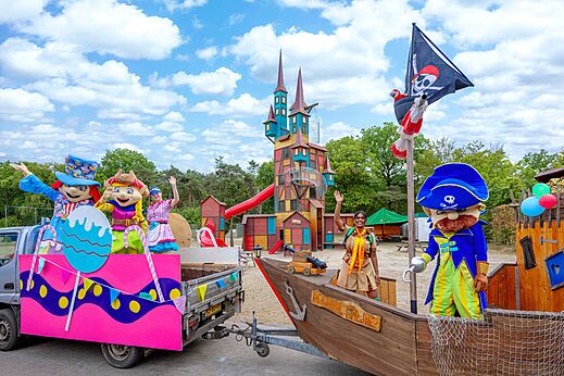 Desfile de animaci�n, mascotas y estructura de juegos castillo en el camping CAPFUN Rakelbos en Westelbeers.