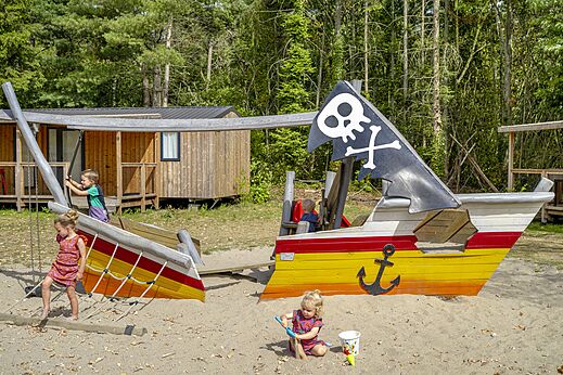 Niños en zona de juegos barco pirata, camping CAPFUN Rakelbos, Westelbeers.
