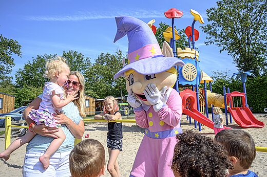 Mascota y ni�os sonrientes en el parque infantil del camping CAPFUN Rakelbos en Westelbeers.