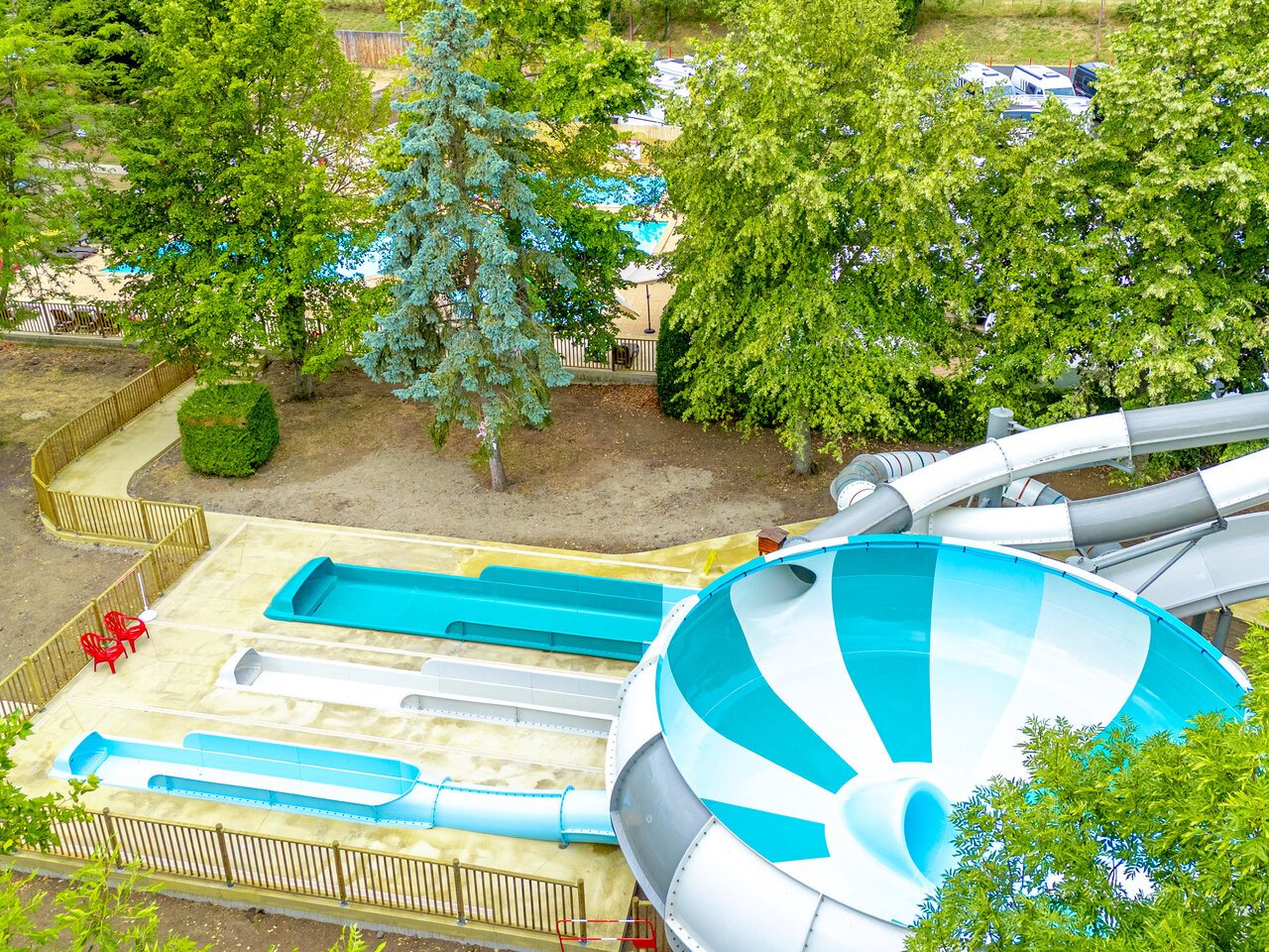 Toboganes acu�ticos gigantes, embudo y piscina en CAPFUN Ranch des Volcans (63).