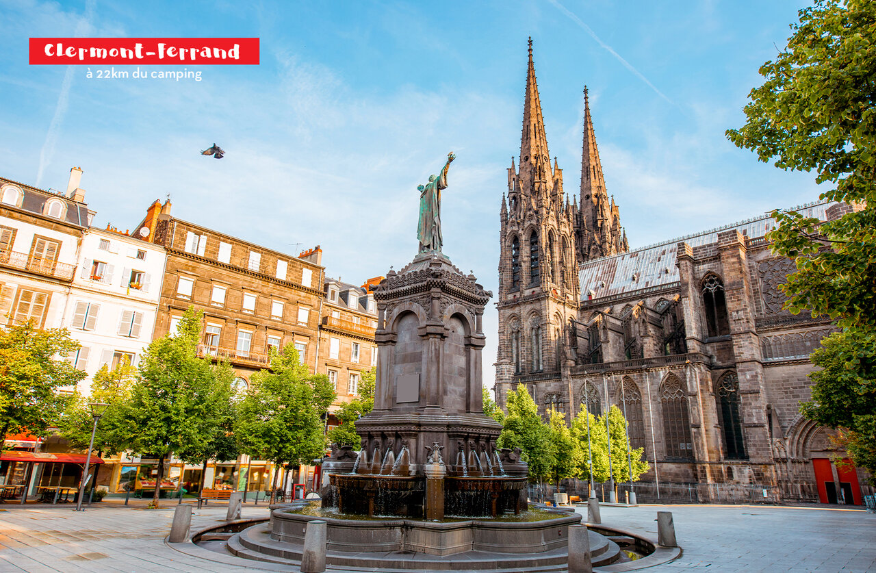 Plaza de la Victoria, catedral de Clermont-Ferrand, un lugar para visitar en Auvernia.