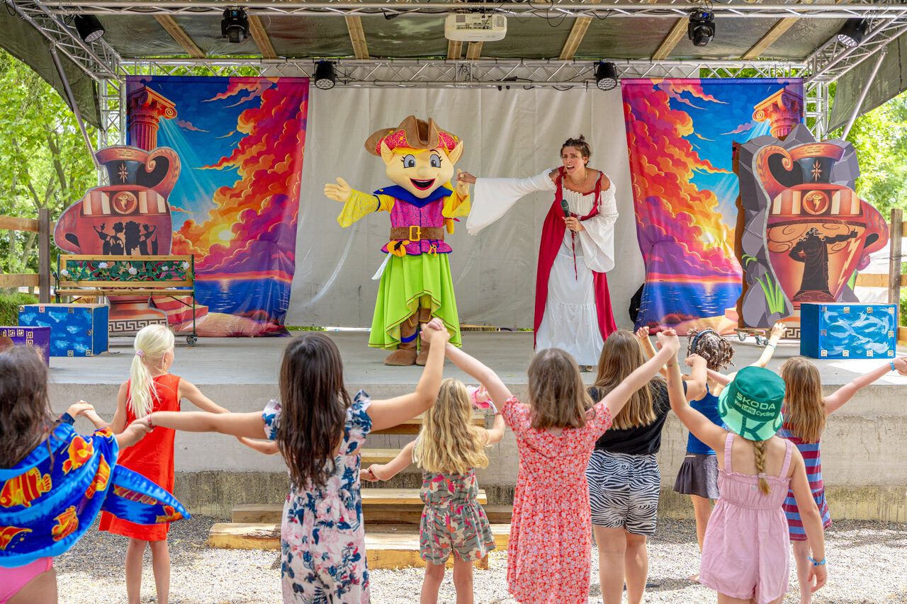 Animaci�n infantil con mascota y animadora en el camping CAPFUN Ranch des Volcans.