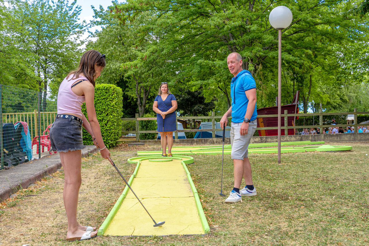 Minigolf en el camping CAPFUN Ranch des Volcans en Chatel-Guyon (63).