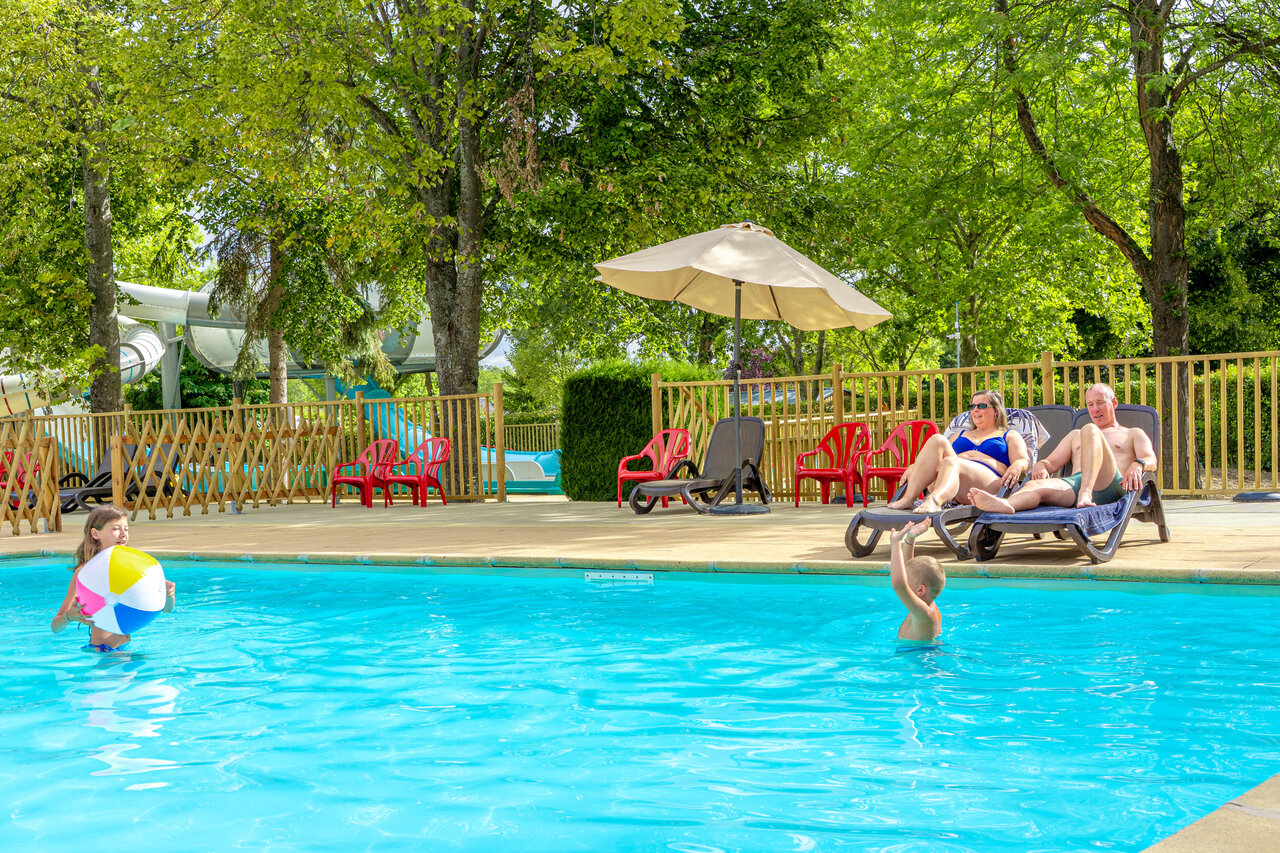 Piscina exterior, toboganes, familia en camping CAPFUN Ranch des Volcans, Chatel-Guyon (63).