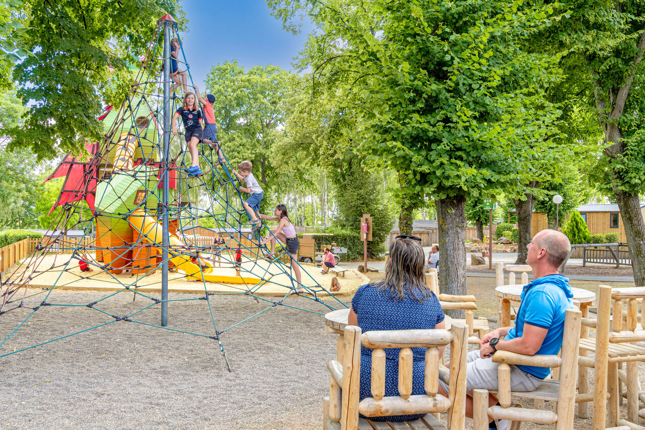Juegos infantiles en el camping CAPFUN Ranch des Volcans, Chatel-Guyon (63).