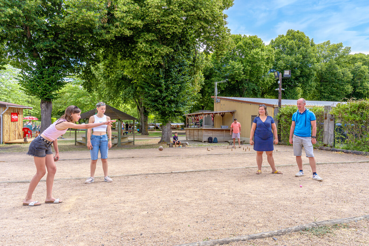 Familia jugando a la petanca en el camping CAPFUN Ranch des Volcans en Chatel-Guyon.