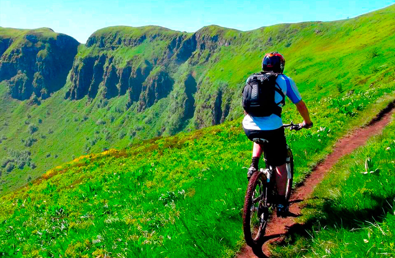 Ciclista en BTT por sendero de monta�a en el camping CAPFUN Ranch des Volcans en Chatel-Guyon.