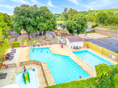 Piscinas, tobog�n, minigolf y juegos en el camping CAPFUN Ranch des Volcans.