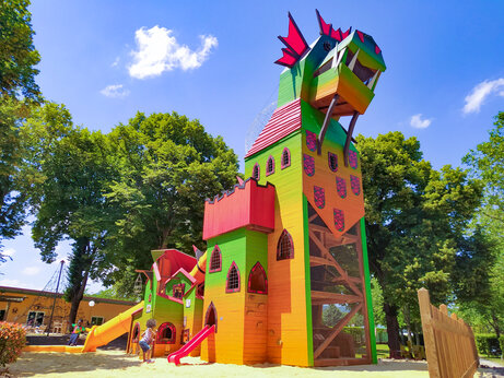 �rea de juegos gigante con forma de drag�n y toboganes en el CAPFUN Ranch des Volcans.