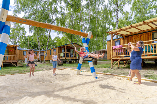 �rea de juegos con columpios para ni�os, Mobil-homes en CAPFUN Ranch des Volcans.