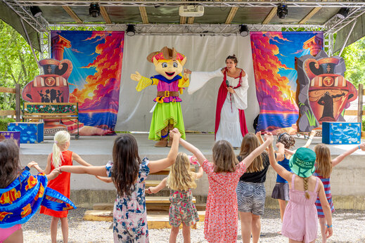 Espect�culo de animaci�n con mascota y ni�os en el camping CAPFUN Ranch des Volcans en Chatel-Guyon (63).