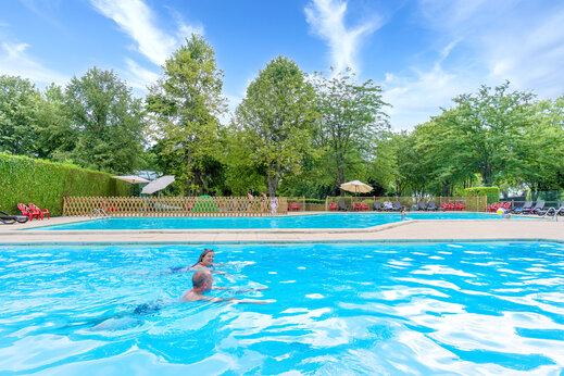 Piscina exterior con ba�istas en el camping CAPFUN Ranch des Volcans en Chatel-Guyon (63).