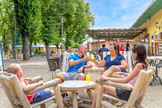 Familia en el bar del camping CAPFUN Ranch des Volcans en Chatel-Guyon (63).