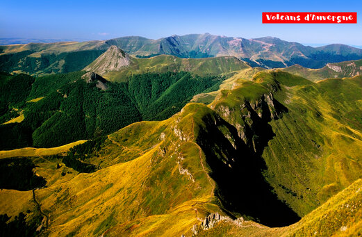 Volcanes de Auvernia, paisajes monta�osos y verdes para visitar cerca de Chatel-Guyon.