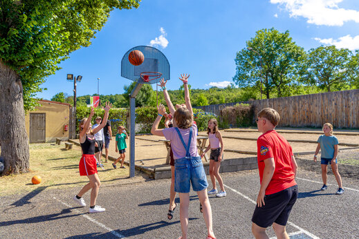 Cancha de baloncesto con ni�os jugando en el camping CAPFUN Ranch des Volcans en Chatel-Guyon (63).