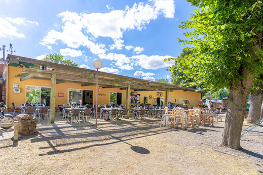 Terraza exterior del restaurante en CAPFUN Ranch des Volcans, Chatel-Guyon.