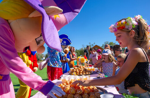 Mascotas y ni�os felices disfrutando de un buf� de pasteles en el camping CAPFUN Ranch des Volcans.