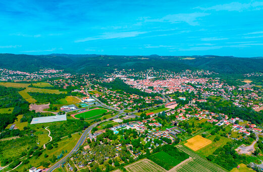 Vista a�rea panor�mica de la ciudad de Ch�tel-Guyon en Auvernia.
