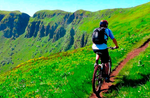 Ciclista de monta�a en sendero, paisajes en el CAPFUN Ranch des Volcans (63).