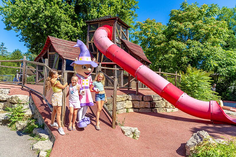 Juego Carabouille - Tobog�n gigante y ni�os con mascota en el camping CAPFUN R�gni�re en VILLETTE D'ANTHON (38).