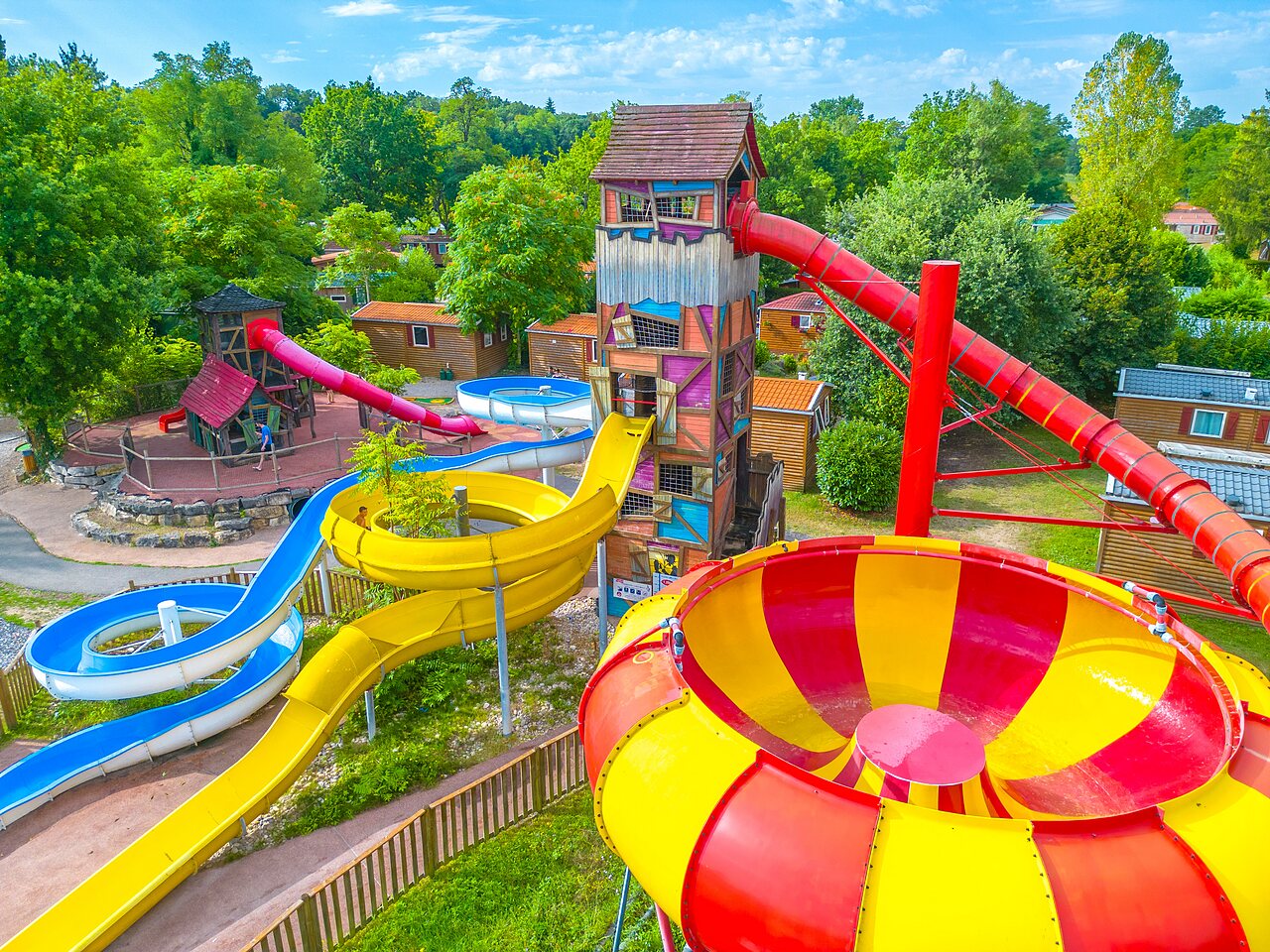 Toboganes acu�ticos gigantes, piscina l�dica en el camping CAPFUN R�gni�re en VILLETTE D'ANTHON (38).