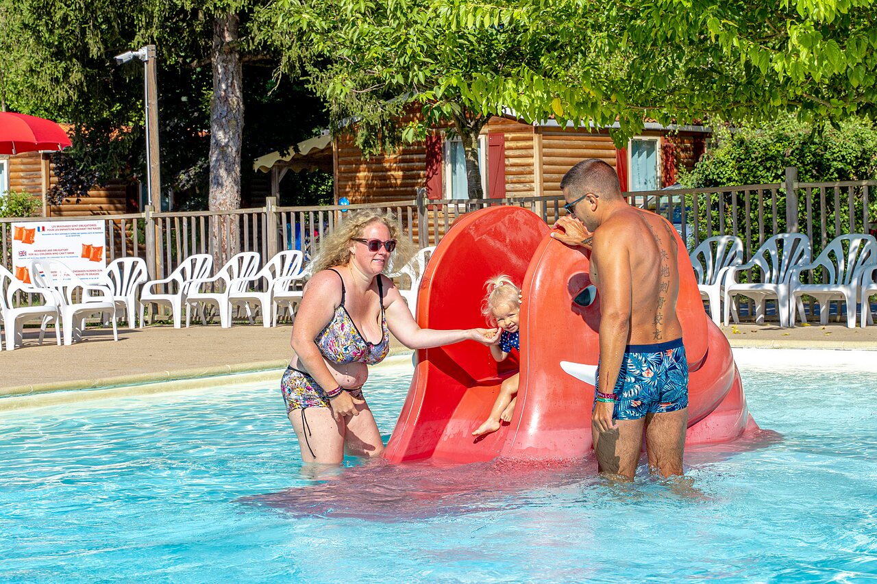 Tobog�n infantil, piscina en el camping CAPFUN R�gni�re en VILLETTE D'ANTHON (38).