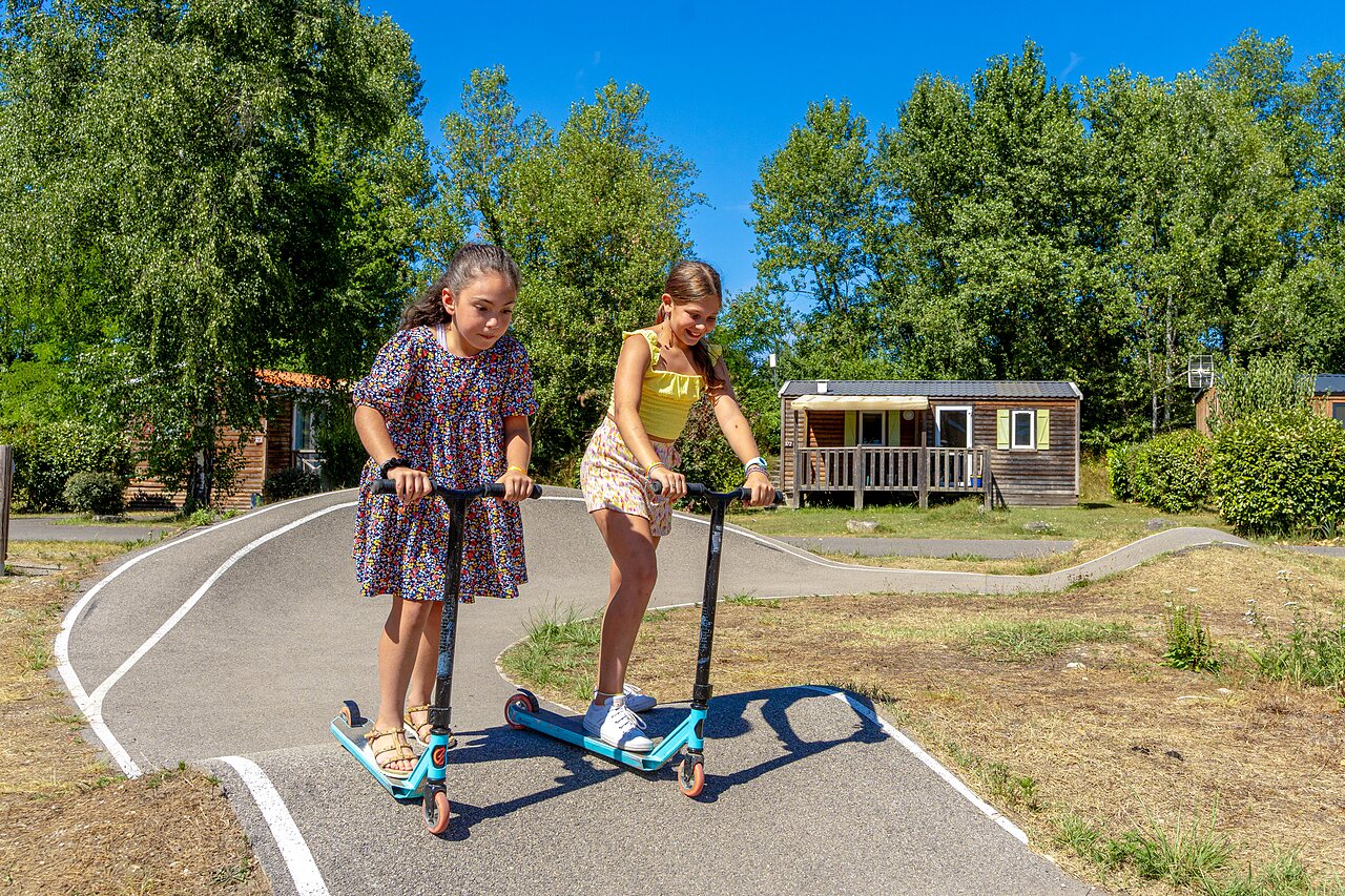 Pista pump track, ni�as, Mobil-homes, camping CAPFUN R�gni�re en VILLETTE D'ANTHON (38).
