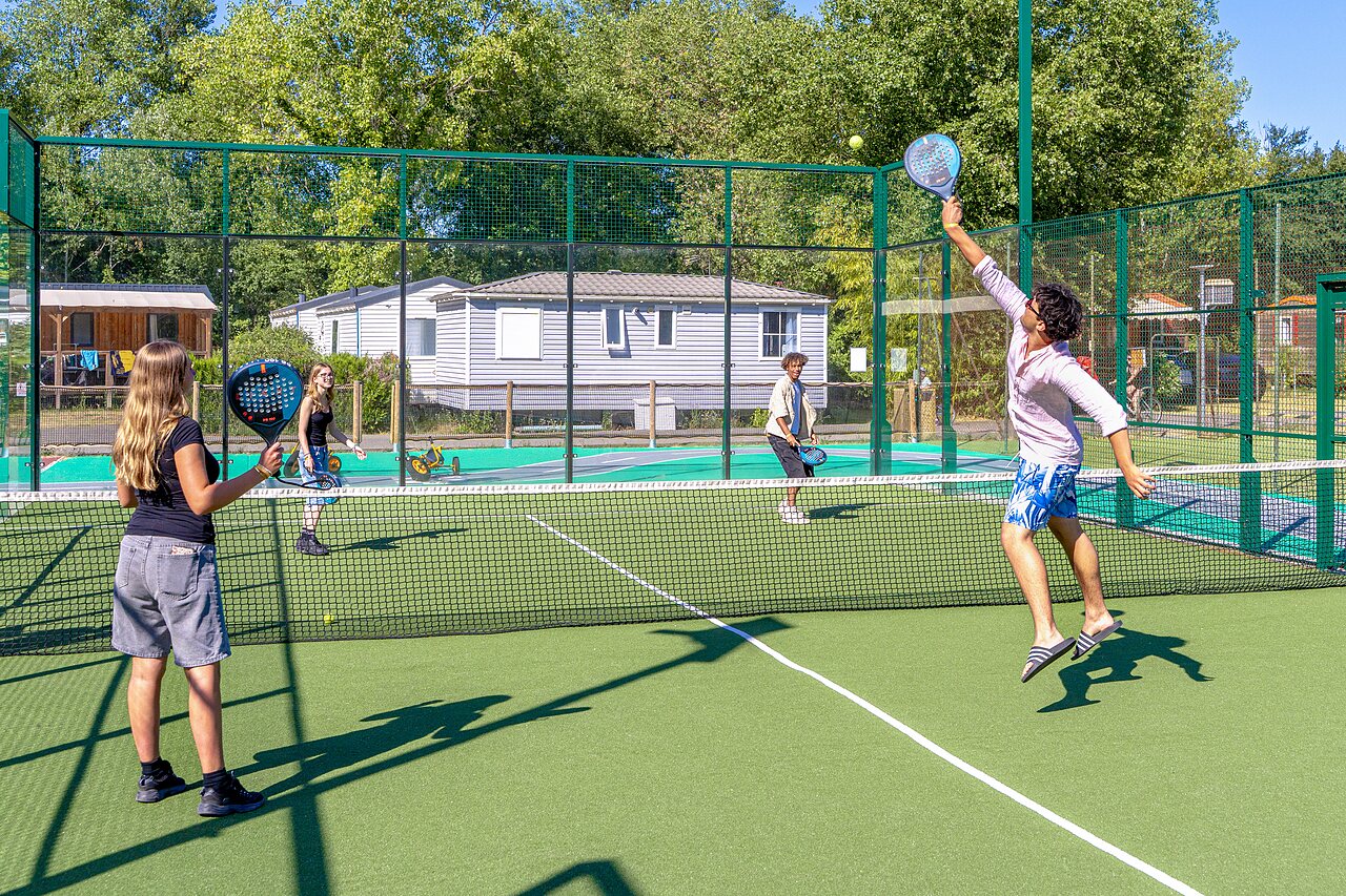 Cancha de p�del con jugadores activos en el camping CAPFUN R�gni�re en VILLETTE D'ANTHON (38).
