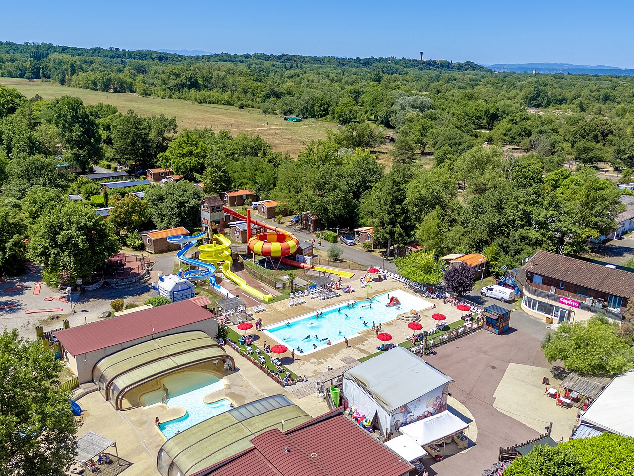 Piscinas, toboganes acu�ticos, minigolf en el camping CAPFUN R�gni�re en VILLETTE D'ANTHON (38).