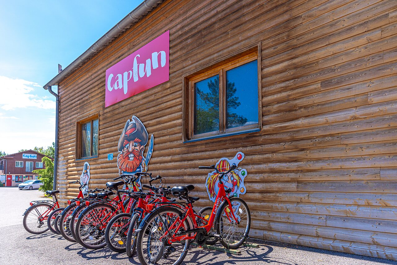 Bicicletas rojas para actividades en el camping CAPFUN R�gni�re en VILLETTE D'ANTHON (38).