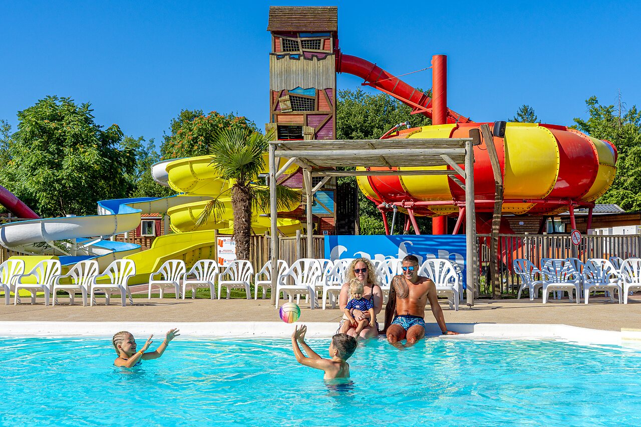 Toboganes acu�ticos coloridos y piscina familiar en el camping CAPFUN R�gni�re en VILLETTE D'ANTHON (38).