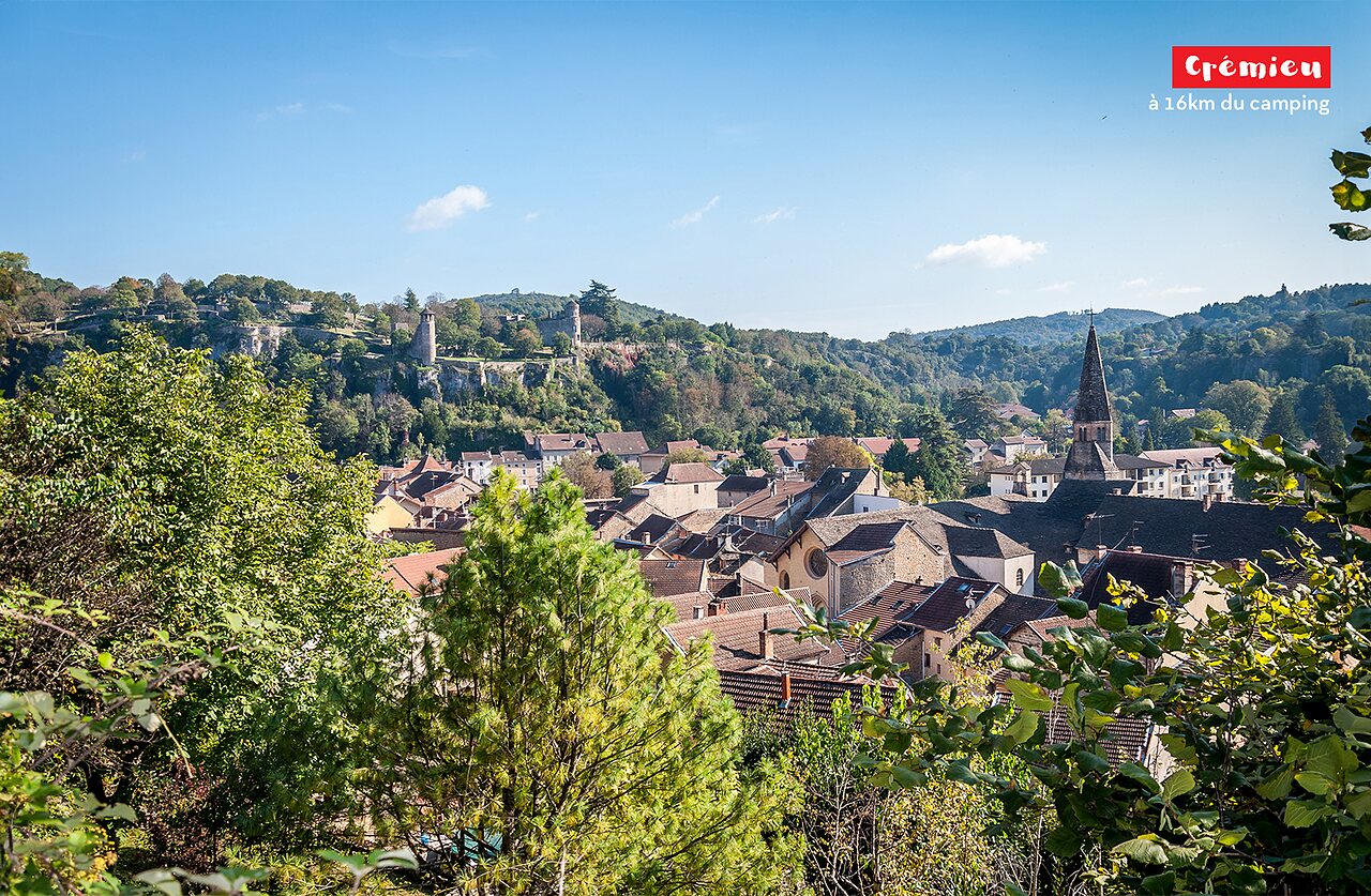 Ciudad medieval de Cr�mieu con su iglesia, lugar para visitar cerca del camping.
