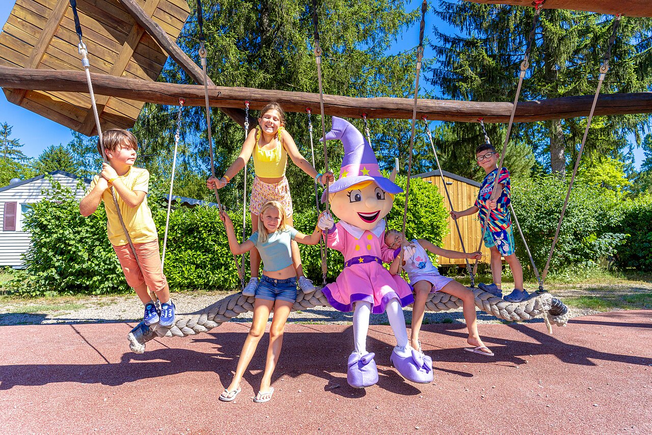 Ni�os y mascota en columpio gigante en el camping CAPFUN R�gni�re en VILLETTE D'ANTHON (38).