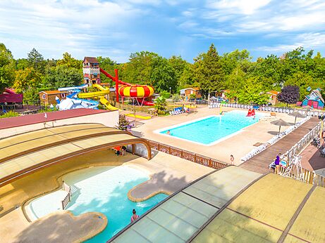 Piscinas exteriores y toboganes acuáticos gigantes en el camping CAPFUN Régnière en VILLETTE D'ANTHON (38).