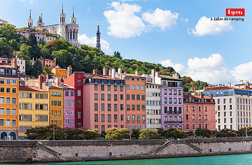 Ciudad de Lyon, basílica de Fourvière y edificios coloridos a orillas del Saona.