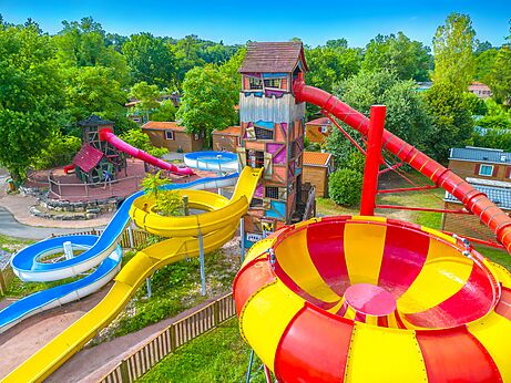 Toboganes acu�ticos gigantes, embudo y juegos en camping CAPFUN R�gni�re VILLETTE D'ANTHON.