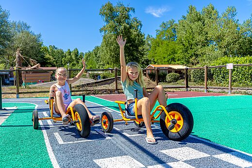 Niños en karts a pedales en el camping CAPFUN Régnière VILLETTE D'ANTHON.