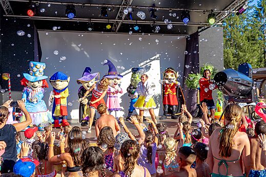 Animación con mascotas y niños bajo burbujas en el camping CAPFUN Régnière en VILLETTE D'ANTHON (38).