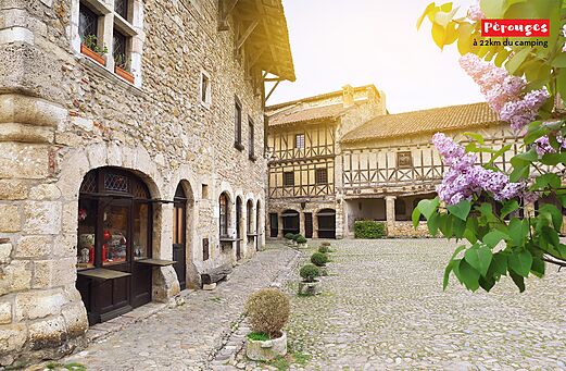Pueblo medieval de Pérouges, un lugar histórico para visitar cerca del camping.