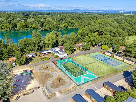 Canchas de pádel, tenis y pump track en el camping CAPFUN Régnière en VILLETTE D'ANTHON (38).