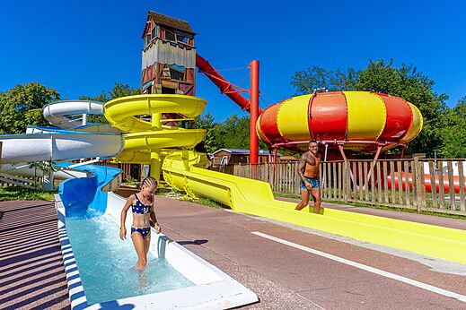 Toboganes acuáticos gigantes y juegos de agua en camping CAPFUN Régnière VILLETTE D'ANTHON.