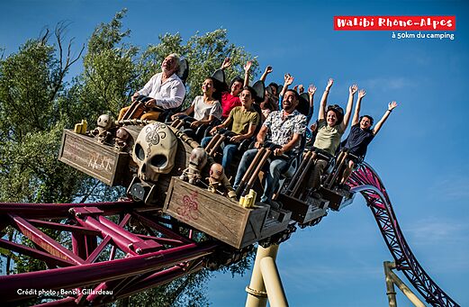 Emocionante montaña rusa en el parque de atracciones Walibi Rhône-Alpes, cerca de Villette d'Anthon.